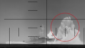 Pamatykite momentą, kaip JAV torpeda pataiko į Irano karo laivą