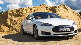 Abejingų nepaliekantis elektromobilis „Tesla Model S 70 D“