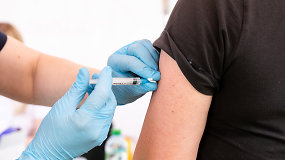 Per mėnesį – beveik 1 tūkst. pranešimų apie nepageidaujamas reakcijas į COVID-19 vakcinas
