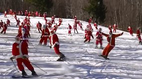 150 slidinėjančių Kalėdų senelių Meine