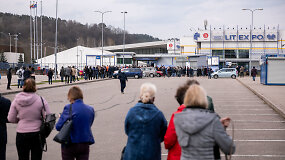 Vakcinavimo centre &bdquo;Litexpo&ldquo; &ndash; žmonių eilė: kurį laiką neveikė registracijos sistema