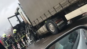 Prie Utenos sudegęs vilkikas su puspriekabe
