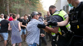 Neramumai prie Rūdninkų poligono: po aršių grumtynių pareigūnams pavyko atlaisvinti kelią