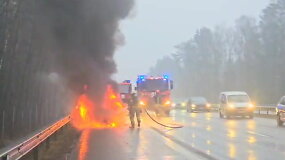 Greitkelyje A1 automobilis virto fakelu