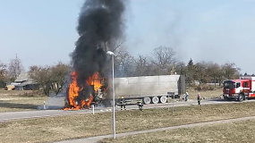 Greitkelyje užsiliepsnojo vilkikas, vežęs gyvas vištas