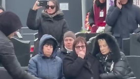 Jausminga akimirka: minia per laidotuves garsiai dėkojo A.Navalno motinai