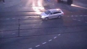 Vilniaus Savanorių prospekto sankryžoje  „CityBee“ automobilis kliudė kitą automobilį ir apsivertė