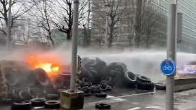 Traktoriai ir degančios padangos prieš vandens patrankas: Briuselyje protestuoja ūkininkai