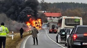Tragi&scaron;ka avarija kelyje į &Scaron;alčininkus: žuvo du žmonės, vilkikas paskendo liepsnose