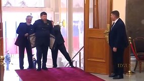 R.Kadyrovas atvyko į V.Putino inauguraciją: striukę nusivilkti jam padėjo pagalbininkai
