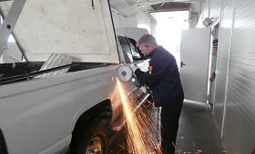 Supjaustę &bdquo;Dodge&ldquo; automobilio kėbulą, muitininkai aptiko cigarečių kontrabandą