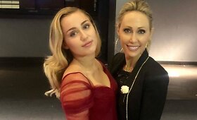 Dainininkė Miley Cyrus su mama Tish Cyrus