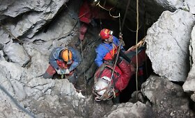 Per akmenų griūtį kilometro gylio urve įstrigęs vyras i&scaron;trauktas po 12 dienų