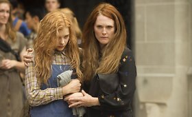 Chloe Moretz ir Julianne Moore filme &bdquo;Kerė&ldquo;