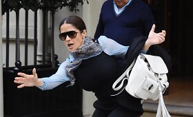Eidama i&scaron; parduotuvės Salma Hayek vos nepargriuvo