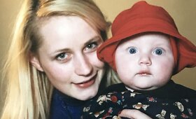 Karolina Toleikytė su mama vaikystėje