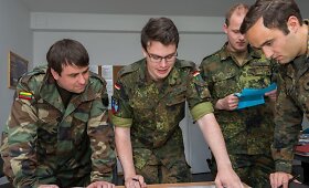 Mindaugas Luk&scaron;ys su Vokietijos kariais treniruojasi segėdamas lietuvi&scaron;ką trispalvę