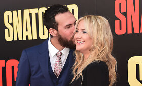 Kate Hudson ant raudonojo kilimo pristatė savo naują meilę