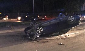 Kaune po avarijos automobilis vertėsi ant stogo