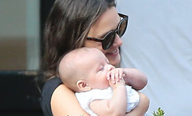 Keira Knightley pirmą kartą vie&scaron;umoje pasirodė su dukra Edie