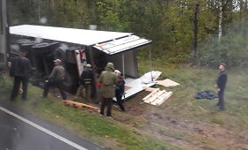 Prie Mickūnų gyvenvietės apvirto sunkvežimis