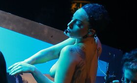 Per koncertą Milane Lady Gaga persirengė tiesiog ant scenos