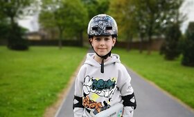 Emilis Vaičiūnas ir jo pie&scaron;iniai, nugulę ant popieriaus lapo, drobės ir įvairiausių daiktų