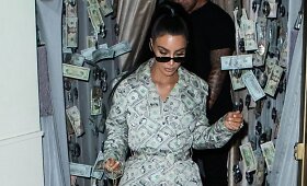 Kim Kardashian nuo galvos iki kojų apsirengė pinigais