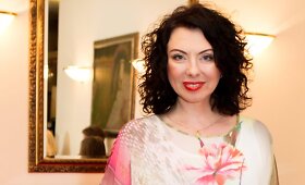 Žinomos moterys pristatė ekstravaganti&scaron;kų drabužių kolekciją