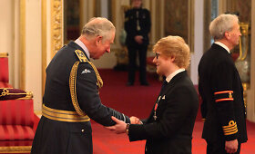 Princas Charlesas dainininkui Edui Sheeranui įteikė Britų imperijos ordiną