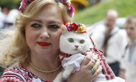 Tūkstančiai ukrainiečių tautiniais rūbais Kijeve demonstravo savo vienybę