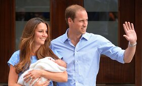 Pirmieji kadrai: pasaulis i&scaron;vydo Kembridžo hercogienės Catherine ir princo Williamo pirmagimį