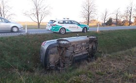Panevėžio rajone į griovį nuvažiavo lengvasis automobilis