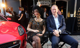 Kaune į naują restoraną užsukę svečiai apžiūrėjo ir &bdquo;Jaguar F-Type&ldquo; kabrioletus