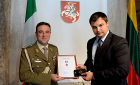 Kra&scaron;to apsaugos ministerijoje i&scaron;lydėtas kadenciją baigęs Italijos gynybos ata&scaron;ė