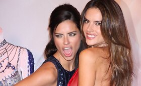 Adriana Lima ir Alessandra Ambrosio pristatė 4 mln. dolerių vertės &bdquo;Victoria's Secret&ldquo; liemenėles