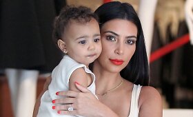 Kim Kardashian dukters North apranga visada kruop&scaron;čiai derinama prie mamos