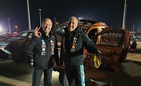 Broliai Timas ir Tomas Coroneliai padėjo suremontuoti Antano Juknevičiaus automobilį