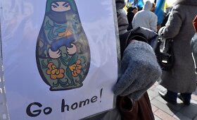 Prie Ukrainos parlamento susirinkę žmonės varo rusus lauk 