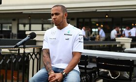 Laukdamas naujojo &bdquo;Formulės-1&ldquo; sezono Lewisas Hamiltonas de&scaron;inę ranką papuo&scaron;ė tatuiruotėmis