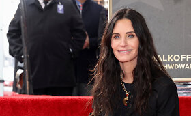 Courteney Cox įteikta žvaigždė Holivudo &scaron;lovės alėjoje