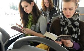 Skaitantys knygas rumunai vie&scaron;uoju transportu važiuoja nemokamai