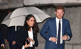 Meghan Markle raudonajam kilimui pasirinko ne suknelę, o kostiumą
