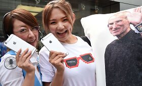 &bdquo;Apple&ldquo; gerbėjai pagaliau sulaukė: prasidėjo prekyba &scaron;e&scaron;tos kartos &bdquo;iPhone&ldquo;