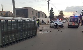 Kaune ant &scaron;ono apvirto mikroautobusas