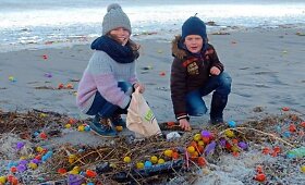 &Scaron;iaurės jūros saloje į krantą i&scaron;mesta gausybė plastikinių kiau&scaron;inių su žaisliukais