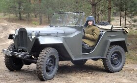 Vienuolikmetis Kostas prie GAZ67 vairo