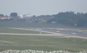 Įspūdingas nusileidimas Vilniuje: vėjo gūsiai bla&scaron;kė lėktuvą iki pat tako
