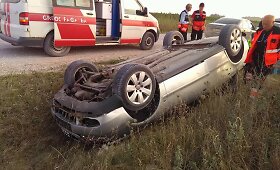Panevėžio rajone apsivertė &bdquo;Audi A4&ldquo;