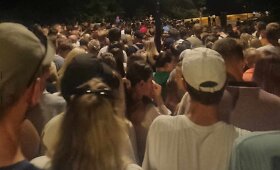 Žmonių minia prie Vingio parko tilto